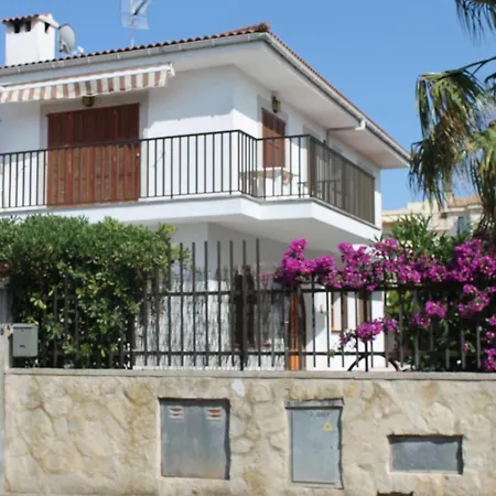 Gloria Near The Apartment *