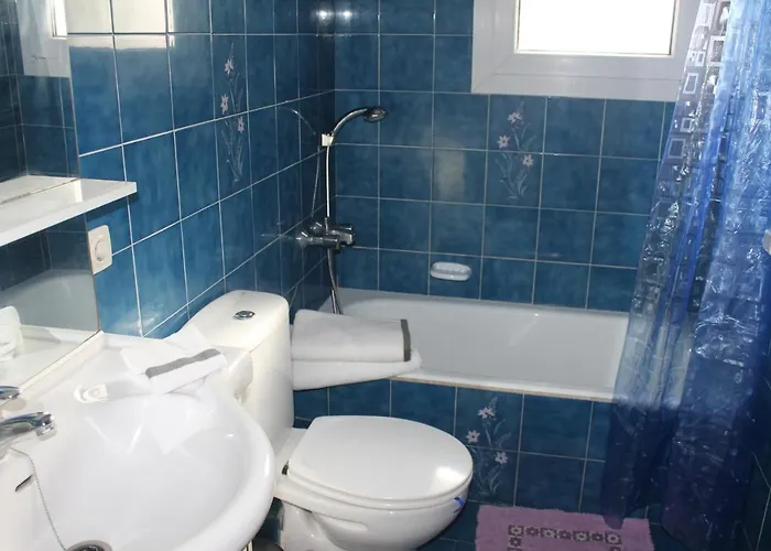 Gloria Near The Daire